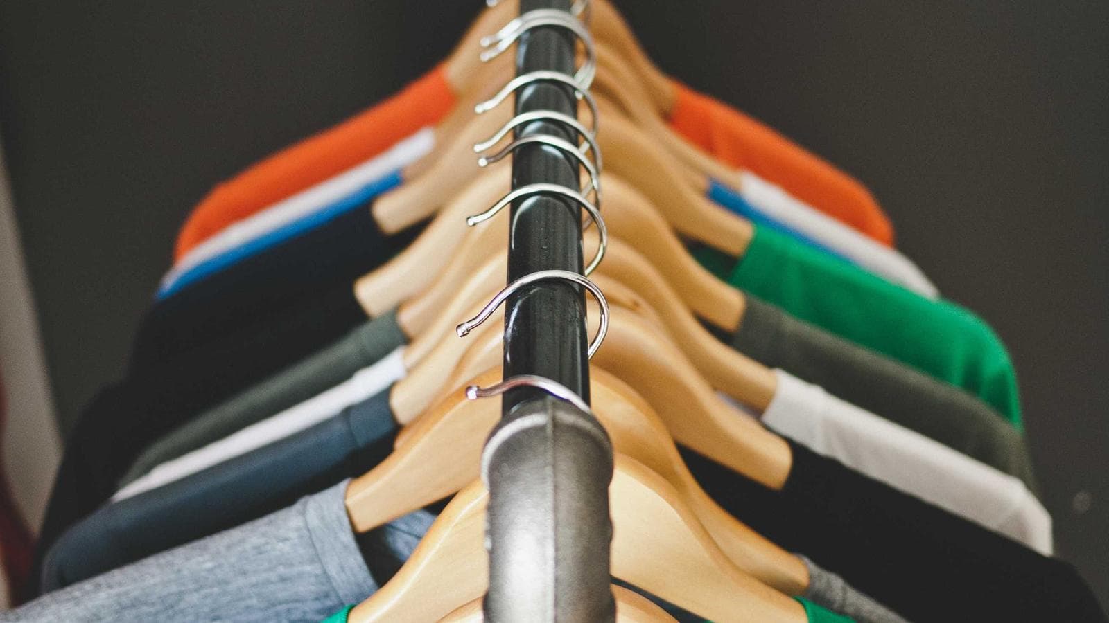 Asılqanlarda sıralanmış geyimlər